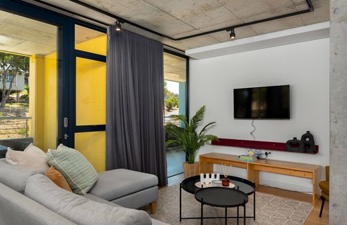 Schotsche Kloof Apartment | Morden Apartment at the Peak of Bo-Kaap - Pool