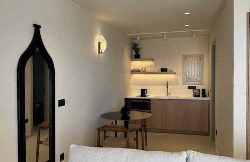 Firostefani Apartment | Morfes - Deluxe Suite with Hot Tub and Sea View by Caldera Houses