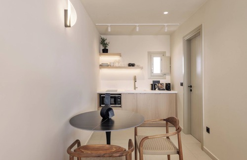 Firostefani Apartment | Morfes - Deluxe Suite with Hot Tub and Sea View by Caldera Houses