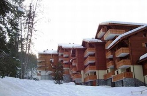 Les Esserts Apartment | Morillon 1100: 2BR, 7 people, pets allowed, parking, Wifi, 50m from slopes