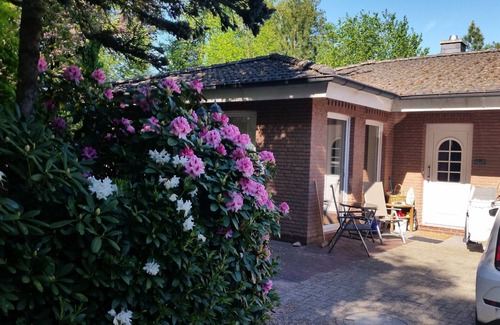 Westerstede Apartment | Morning sun vacation apartment in a country house with a magnificent garden