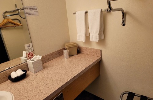 Cornwall Park Hotel | MorningGlory Inn & Suites