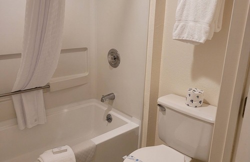 Cornwall Park Hotel | MorningGlory Inn & Suites
