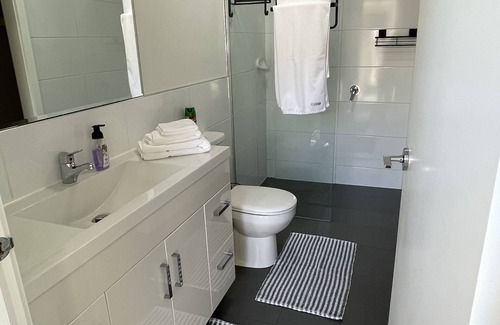 Mornington House | Mornington guesthouse- 8 minutes from the beach!