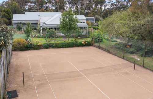 Balnarring House | Mornington Peninsula Escape. Tennis Court, Swimming Pool & Spa