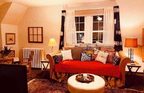 Old Town Winchester Apartment | Morocco Loft 2BR overlooking city walking mall
