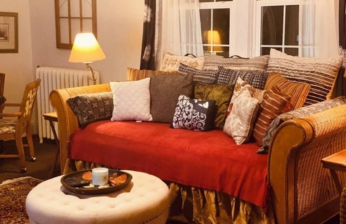 Old Town Winchester Apartment | Morocco Loft 2BR overlooking city walking mall