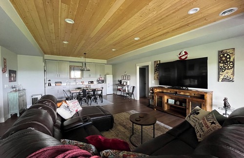 Mossyrock House | Mossyrock, WAnCharming Retreat with Lake Views!