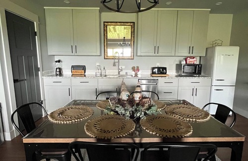 Mossyrock House | Mossyrock, WAnCharming Retreat with Lake Views!
