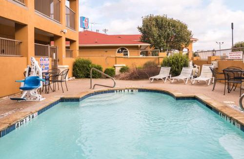 Alvarado Hotel | Motel 6 Alvarado TX