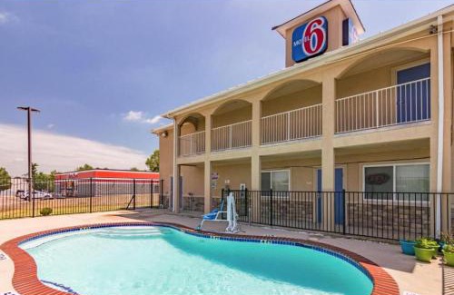 Azle Hotel | Motel 6-Azle, TX