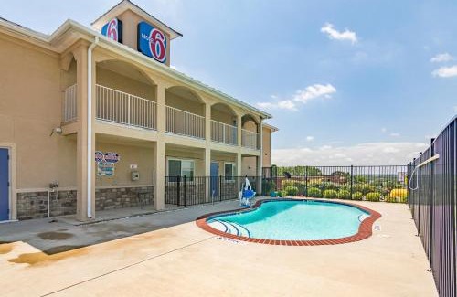 Azle Hotel | Motel 6-Azle, TX