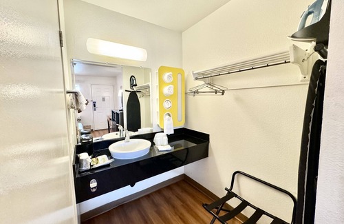 North Long Beach Hotel | Motel 6 Bellflower, CA - Los Angeles