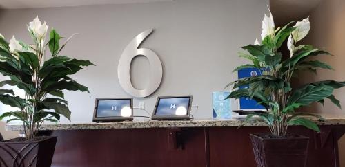 Brooks Hotel | Motel 6 Brooks AB