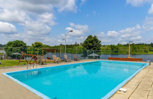 Campbellford Hotel | Motel 6 Campbellford, ON