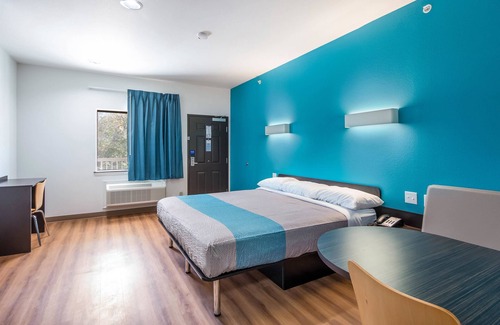 Channelview Hotel | Motel 6 Channelview, TX