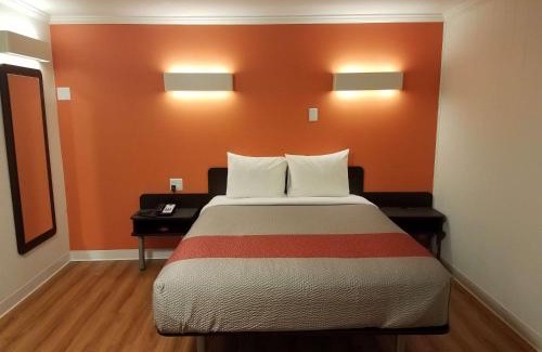 East Kootenay Hotel | Motel 6-Cranbrook, BC