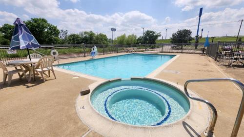 Ennis Hotel | Motel 6-Ennis, TX