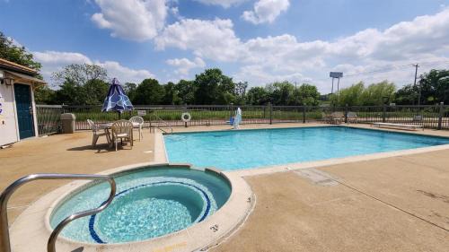 Ennis Hotel | Motel 6-Ennis, TX