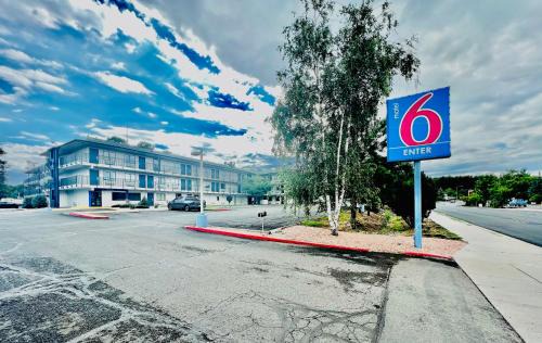 Woodlands Village Hotel | Motel 6-Flagstaff, AZ - West - Woodland Village