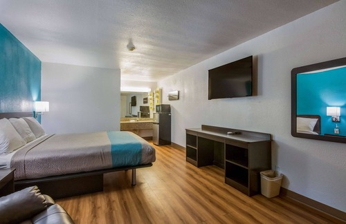 Freeport Hotel | Motel 6 Freeport, TX