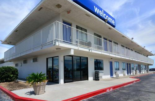 Galveston Hotel | Motel 6-Galveston, TX