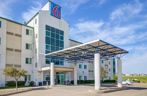 Clairmont Hotel | Motel 6-Grande Prairie, AB