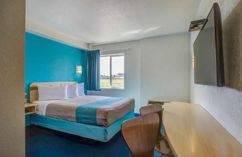 Clairmont Hotel | Motel 6-Grande Prairie, AB