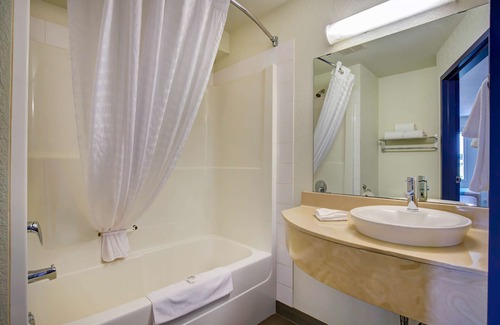 Clairmont Hotel | Motel 6 Grande Prairie, AB