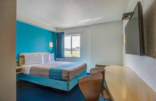 Clairmont Hotel | Motel 6 Grande Prairie, AB