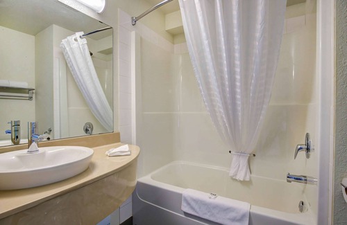 Clairmont Hotel | Motel 6 Grande Prairie, AB