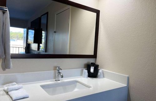 Hattiesburg Hotel | Motel 6 Hattiesburg, MS