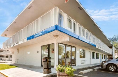 Lenexa Hotel | Motel 6-Lenexa, KS - Kansas City Southwest