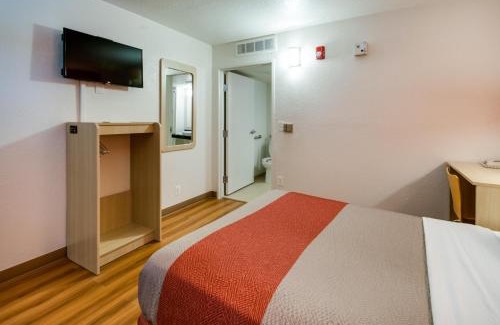 Lenexa Hotel | Motel 6-Lenexa, KS - Kansas City Southwest