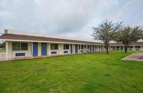 Madisonville Hotel | Motel 6-Madisonville, TX