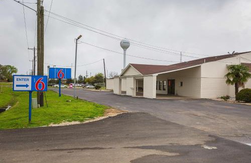 Madisonville Hotel | Motel 6-Madisonville, TX