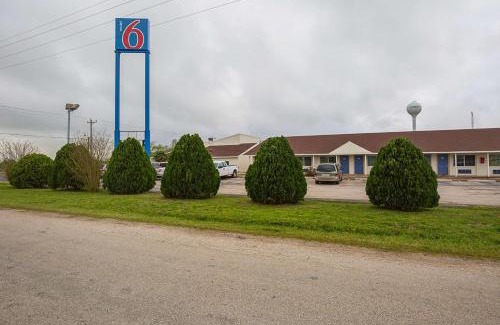 Madisonville Hotel | Motel 6-Madisonville, TX