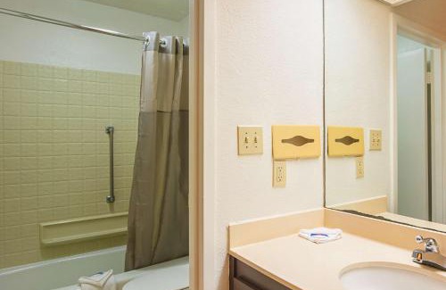 Newnan Hotel | Motel 6-Newnan, GA