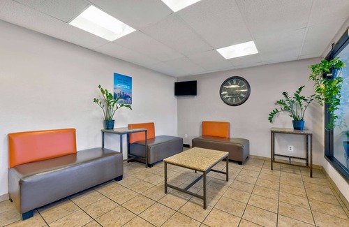 Oak Creek Hotel | Motel 6 Oak Creek, WI