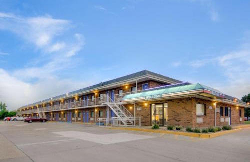 Salina Hotel | Motel 6-Salina, KS