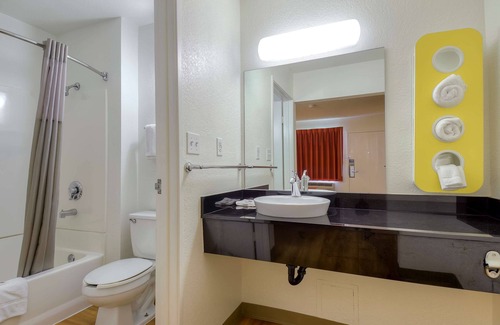 Clairemont Mesa East Hotel | Motel 6 San Diego, CA - North