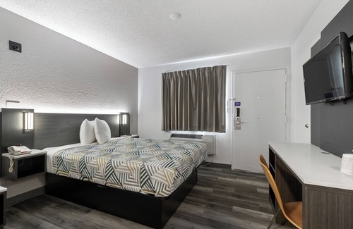 Clairemont Mesa East Hotel | Motel 6 San Diego, CA - North