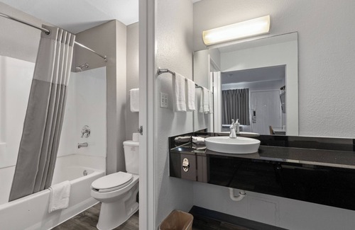 Clairemont Mesa East Hotel | Motel 6 San Diego, CA - North