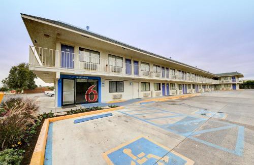San Marcos Hotel | Motel 6-San Marcos, TX