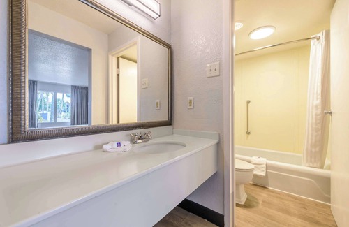 Weeki Wachee Hotel | Motel 6 Spring Hill, FL - Weeki Wachee