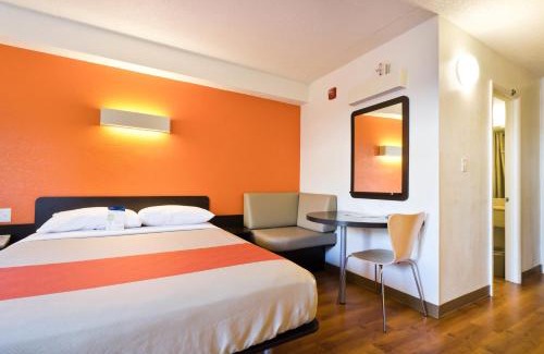 Springfield Hotel | Motel 6-Springfield, DC - Washington Southwest