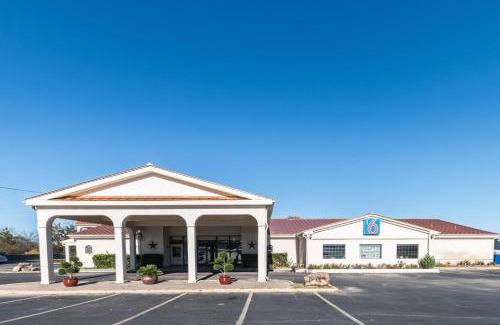 Stephenville Hotel | Motel 6-Stephenville, TX