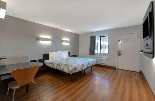Sulphur Springs Hotel | Motel 6-Sulphur Springs, TX
