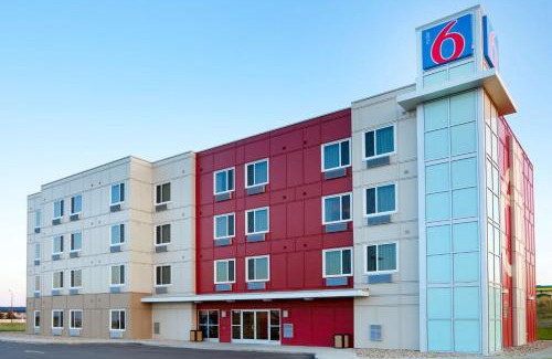 Swift Current Hotel | Motel 6-Swift Current, SK