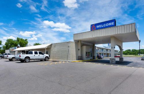 Van Buren Hotel | Motel 6-Van Buren, AR I- 40